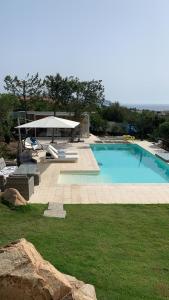 a large swimming pool with a gazebo at Casa Isabell Con Piscina Privata in San Teodoro