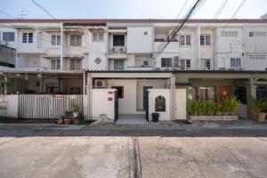 una calle vacía frente a un edificio en RB01 Chatuchak, Netflix, SpeedNet, Bts,mrt, 10Pax, en Bangkok