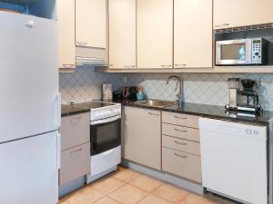 Køkken eller tekøkken på Holiday Home Kultakoto a by Interhome