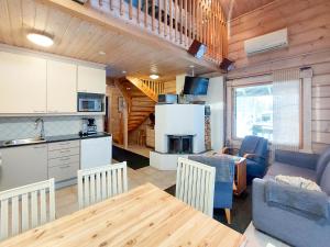 Køkken eller tekøkken på Holiday Home Kultakoto a by Interhome