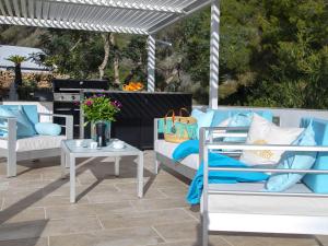 eine Terrasse mit blauen und weißen Möbeln und einem Grill in der Unterkunft Holiday Home Nelli by Interhome in Calpe + 50 Fotos