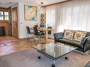 Χώρος καθιστικού στο Apartment Chalet Pfingstrose by Interhome