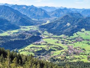 eine Luftaufnahme eines Dorfes in den Bergen in der Unterkunft Holiday Home Tiny Haus Glockenalm-Haus Spitzingsee by Interhome in Aurach + 14 Fotos