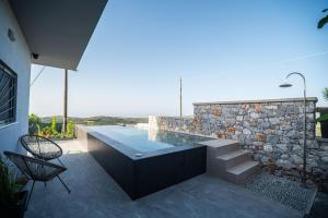 Πισίνα στο ή κοντά στο Villa Katrina by PosarelliVillas