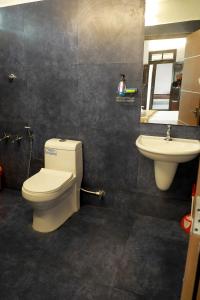 a bathroom with a toilet and a sink at Mulanthanam resorts and Home stay in Champakulam