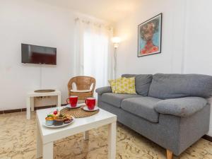 un soggiorno con un divano e un tavolo di Apartment Garbinada by Interhome a Tossa de Mar
