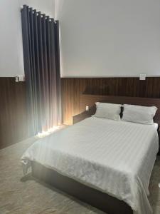 Postel nebo postele na pokoji v ubytování Nam Anh Hotel