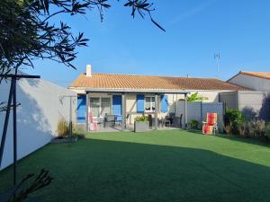 a house with a lawn in front of it at Maisonnette près du centre, proche plage et commerces - FR-1-476-84 in LʼAiguillon-sur-Mer