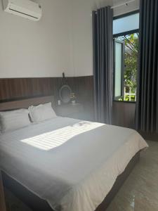 Postel nebo postele na pokoji v ubytování Nam Anh Hotel