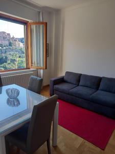 salon z niebieską kanapą i czerwonym dywanem w obiekcie La Finestra su Siena w Sienie