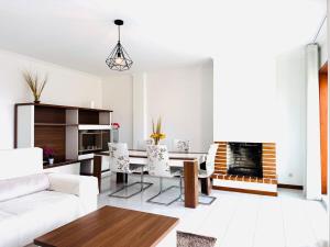 a living room with a couch and a table at ApuliaMar Apartment in Apúlia