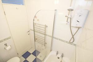 Bilik mandi di Harbour Flat - 12E South Snowdon Wharf +20 gambar