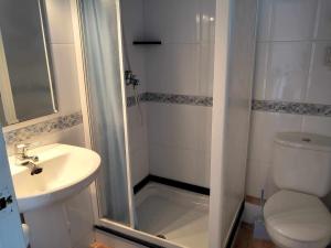 un bagno con doccia, WC e lavandino di A H Rentals Villa Carolina a Vinarós Altre 24 foto