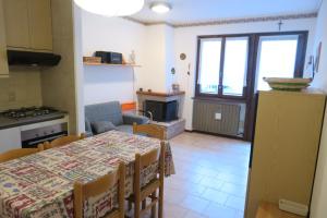 une cuisine et une salle à manger avec une table et des chaises dans l'établissement Appartamento Aurora, à Molina di Ledro