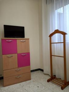 Televízia a/alebo spoločenská miestnosť v ubytovaní Albergue Agarimo