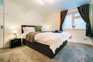 ウェスト・ドレイトン、ロンドンにあるFour Bedroom Apartment By Brookland Stays Serviced Accommodation Short Lets Harlington With Free WiFiのギャラリーの写真