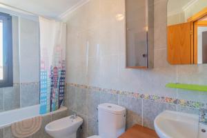 ein Badezimmer mit Toilette und Waschbecken in der Unterkunft Apartamento Holidea Mogro in Miengo