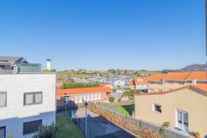 Blick auf die Stadt von einem Gebäude in der Unterkunft Apartamento Holidea Mogro in Miengo