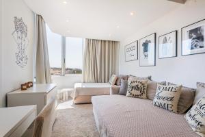 Ruang duduk di one bedroom plus 1 extra room Nomad Dreams N6 in Cascais mountain view