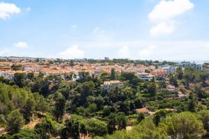 uitzicht op een stad vanaf een heuvel met huizen bij one bedroom plus 1 extra room Nomad Dreams N6 in Cascais mountain view in Cascais