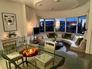 een woonkamer met een tafel met een schaal fruit bij one bedroom plus 1 extra room Nomad Dreams N6 in Cascais mountain view in Cascais