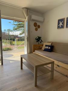 Sala de estar con cama y mesa de centro en Apartamentos Hesperia Palmyra, en Salou