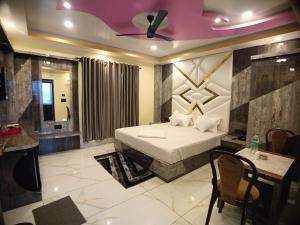 Un pat sau paturi într-o cameră la Hotel Maniraj Inn