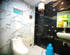 O baie la Hotel Maniraj Inn