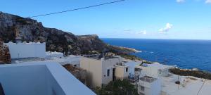 a view of the ocean from a building at Casa Vasilios Charokopos in Mesochórion