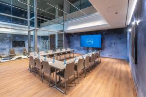 una sala conferenze con tavolo, sedie e schermo di VP SOGNIO Metropolitano a Madrid