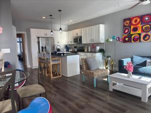 eine Küche und ein Wohnzimmer mit einem Tisch in der Unterkunft Luxury 2BR Gated Community Pets Parking in Greenville