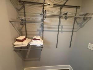 einen Handtuchhalter im Bad mit Handtüchern darauf in der Unterkunft Luxury 2BR Gated Community Pets Parking in Greenville + 28 Fotos