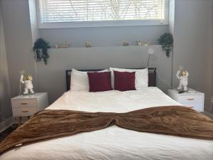 ein Schlafzimmer mit einem großen Bett mit einer Decke darauf in der Unterkunft Luxury 2BR Gated Community Pets Parking in Greenville