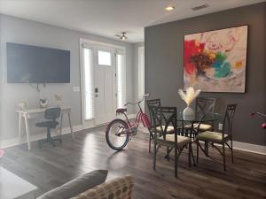 ein Esszimmer mit einem Tisch und einem Fahrrad in einem Zimmer in der Unterkunft Luxury 2BR Gated Community Pets Parking in Greenville