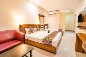 Телевизор и/или развлекательный центр в FabHotel Thejas Paaradise - Nr Coimbatore Institute of Technology +22 фотографии
