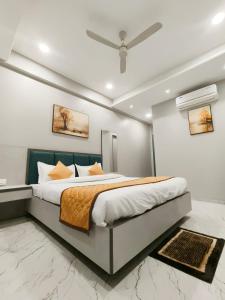 Hotel Yogesh Nisarga, Chhatrapati Sambhajinagar客房内的一张或多张床位