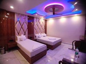 Un pat sau paturi într-o cameră la Hotel Maniraj Inn
