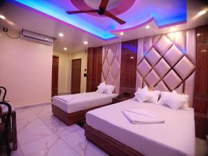 Un pat sau paturi într-o cameră la Hotel Maniraj Inn