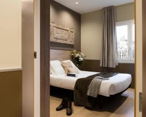 a bedroom with a bed and a window at Enjoybcn Miro Apartments in Barcelona +72 photos