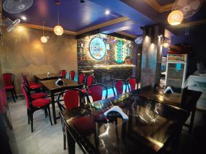 Un restaurant sau alt loc unde se poate mânca la Hotel Maniraj Inn