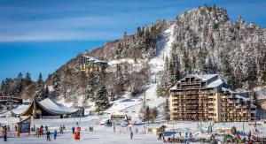 a group of people in the snow in front of a mountain at Maison à Aurillac - 3 chambres - Arrivée autonome in Aurillac