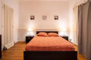 a bedroom with a bed and two lamps on tables at Joli T2 BAGNERES de Bigorre Centre in Bagnères-de-Bigorre