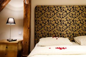 فندق دولشي فيتا سويتز البوتيكي في براغ: غرفة نوم مع سرير مع اللوح الأمامي الأسود والأبيض