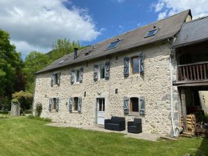 a stone building with windows and a roof at Chez Castagné in Issor