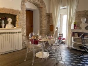 a dining room with a table and chairs at Palazzo Siena De Facendis in Bitonto