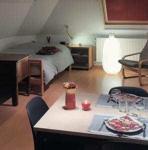 Postelja oz. postelje v sobi nastanitve gezellige studio in Brasschaat nabij Antwerpen