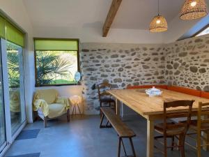 une salle à manger avec une table et des chaises en bois dans l'établissement Chez Castagné, à Issor