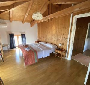 a bedroom with a bed and a wooden floor at quiwolf in Cassacco