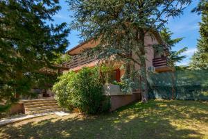 En have udenfor Villa Pinia Holiday home with a pool + 17 billeder