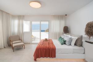 A bed or beds in a room at Seanfinity Beachfront Suites Még 37 kép